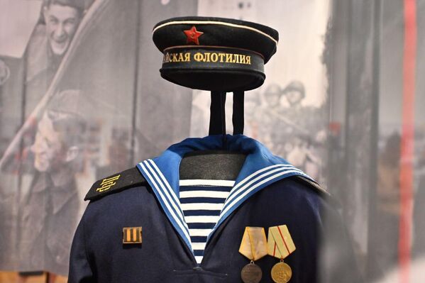 Изложба кроз личне ствари, писма и фотографије совјетских и југословенских војника прича причу о жртви народа, херојским биткама и победи, које су обједињене у лику и делу совјетског маршала Фјодора Ивановича Толбухина. - Sputnik Србија