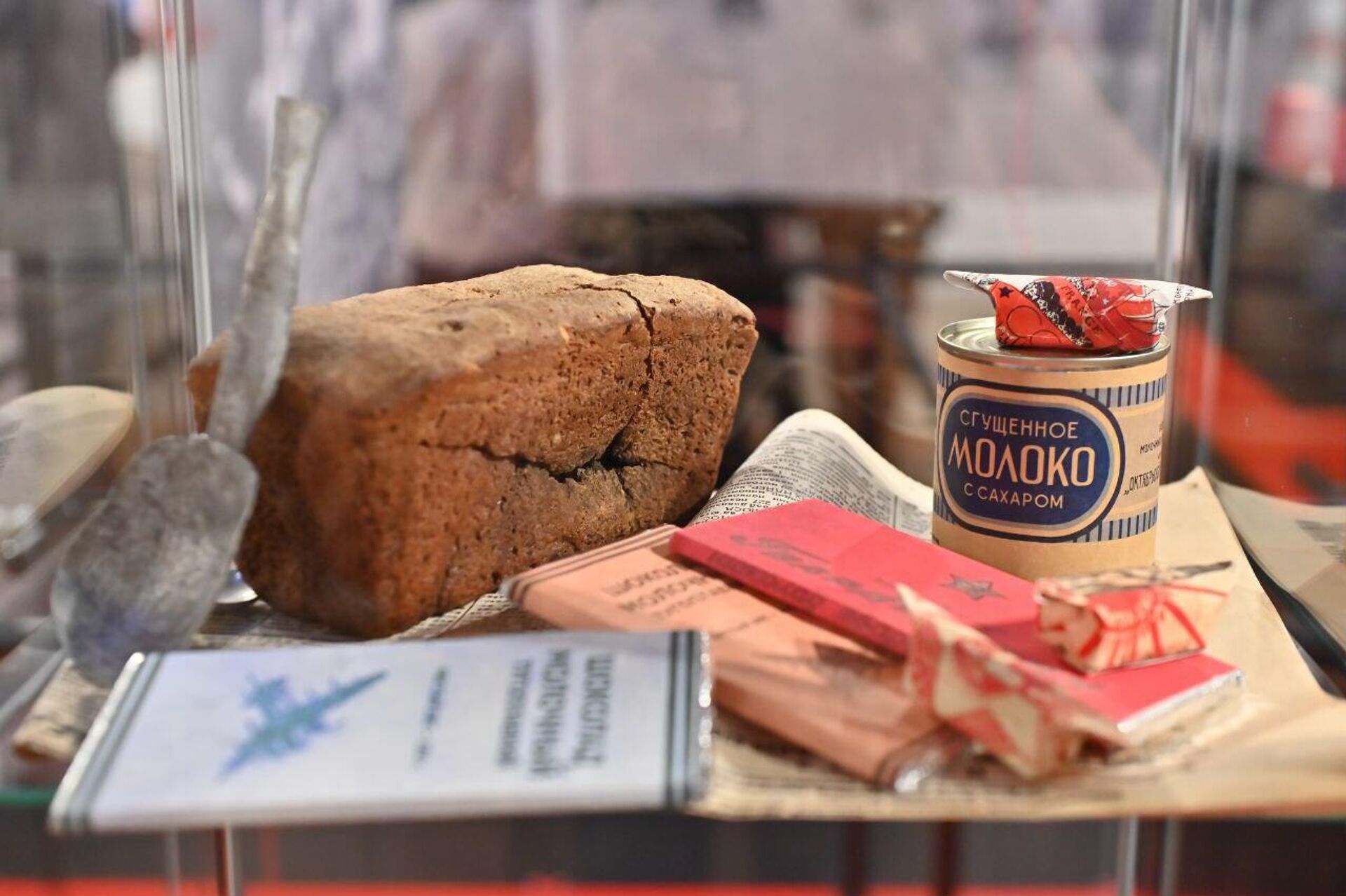 „Код Победе: Стаљинград“ покреће разговор о томе како историјско памћење појединца постаје колективно, предмети преобликују у симболе, а историја постаје део личног идентитета, додаје се у саопштењу. - Sputnik Србија, 1920, 30.04.2025