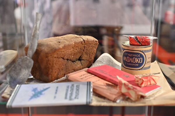 „Код Победе: Стаљинград“ покреће разговор о томе како историјско памћење појединца постаје колективно, предмети преобликују у симболе, а историја постаје део личног идентитета, додаје се у саопштењу. - Sputnik Србија