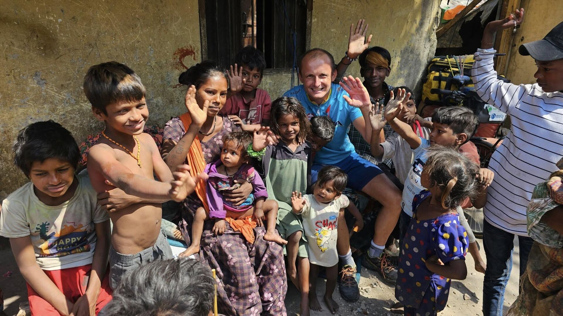 Шибалић са децом Индије - Sputnik Србија, 1920, 27.04.2025