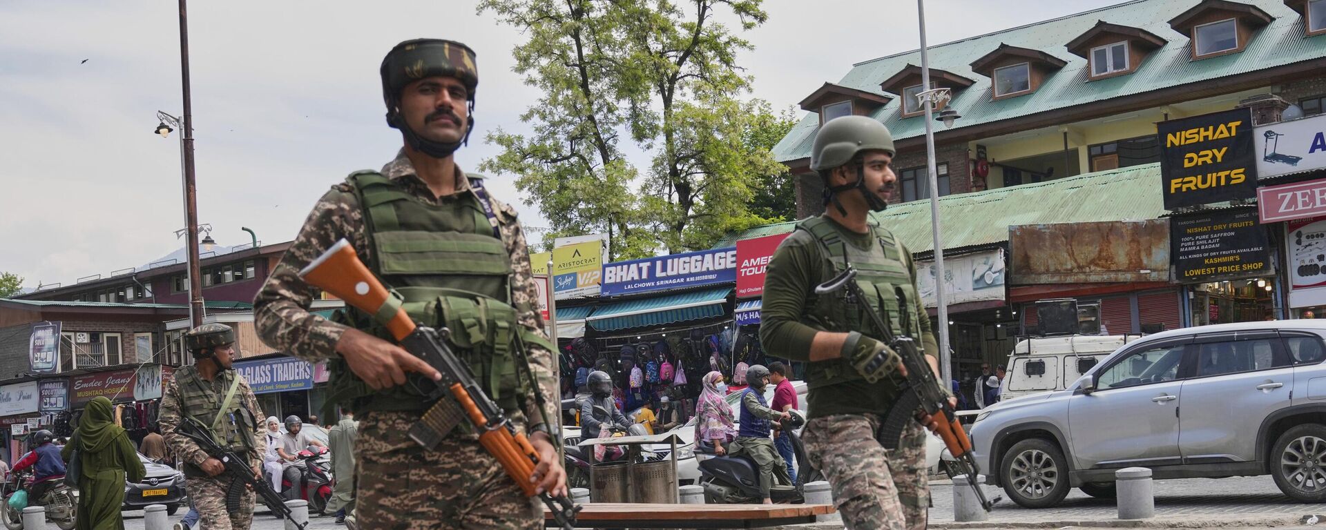 Soldatы patruliruюt oživlennый rыnok v Šrinagare, Kašmir - Sputnik Srbija, 1920, 27.04.2025