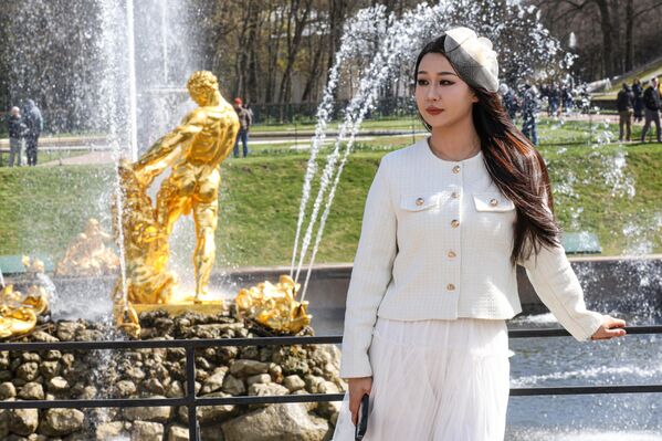 Доњи парк државног музеја „Петерхоф“ богат је фонтанама. Доњи парк државног музеја „Петерхоф“ богат је фонтанама. - Sputnik Србија