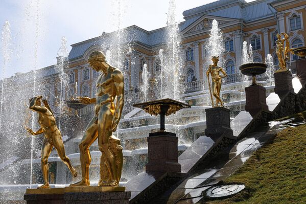 У Санкт Петербургу фонтане званично почињу да раде 21. априла. У Санкт Петербургу фонтане званично почињу да раде 21. априла. - Sputnik Србија