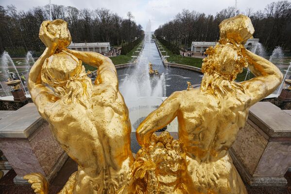 Поглед на раскошне фонтане у „Петерхофу“. Поглед на раскошне фонтане у „Петерхофу“. - Sputnik Србија