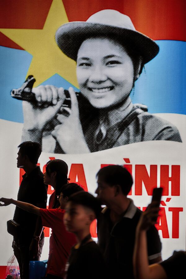 Електронски билборд у Хо Ши Мину постављен поводом прославе 50. годишњице завршетка рата. - Sputnik Србија