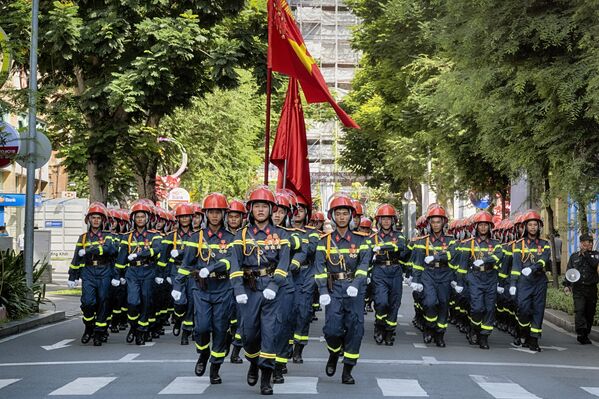 Вијетнамски ватрогасци марширају градском улицом током генералне пробе за прославу 50. годишњице завршетка Вијетнамског рата. - Sputnik Србија
