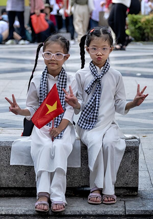 Близнакиње позирају за фотографију током недеље прославе 50. годишњице завршетка рата. - Sputnik Србија