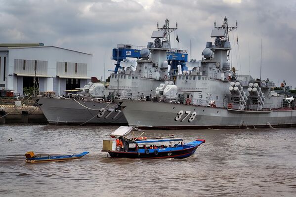 Водени такси пролази поред брода вијетнамске морнарице дуж реке Сајгон уочи прославе пет деценија од окончања рата. - Sputnik Србија