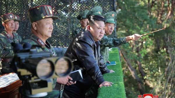 Kim Čen Ыn nablюdaet za trenirovkami severokoreйskogo specnaza - Sputnik Srbija