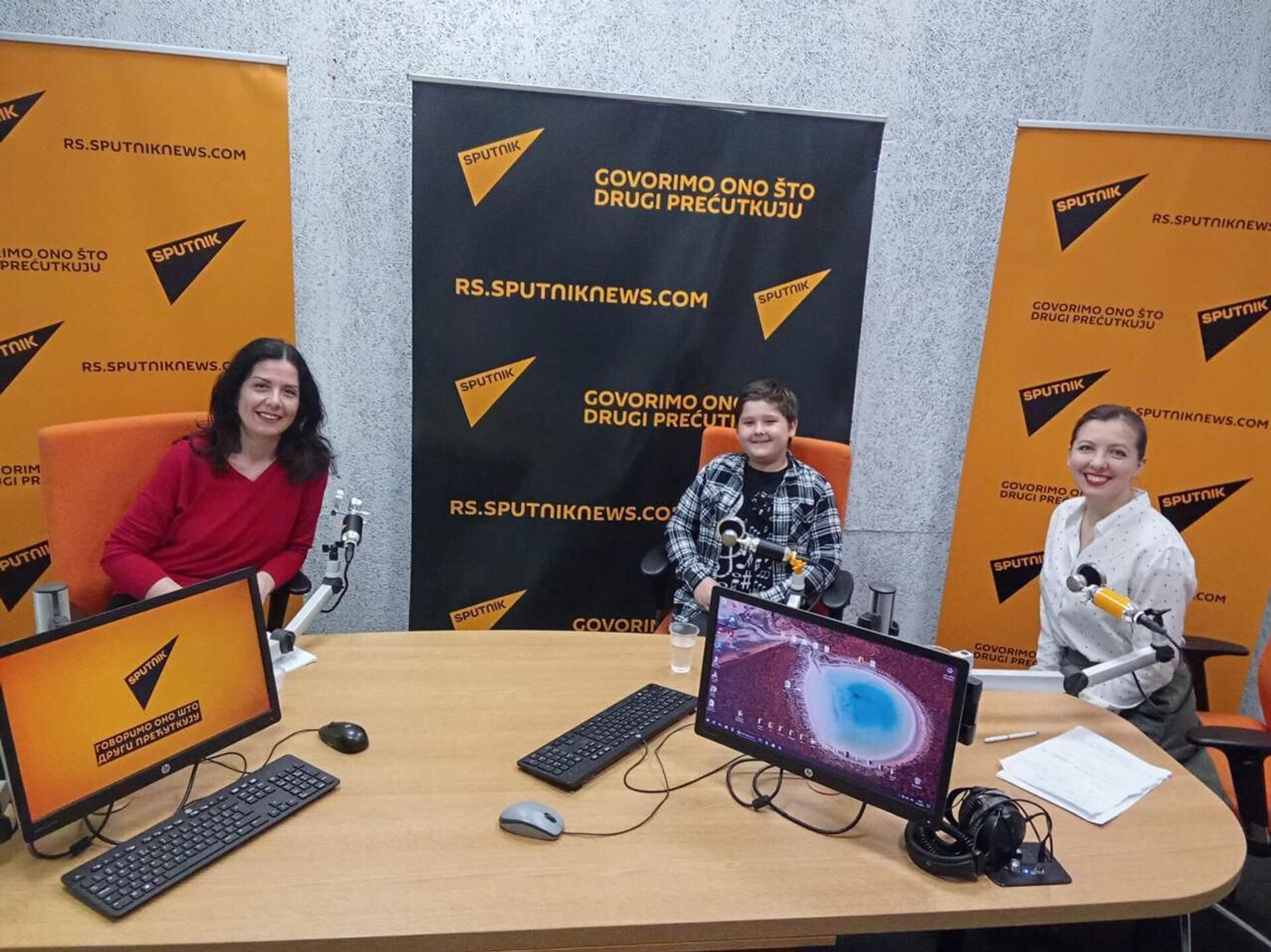 Јулија Казанцева и Давид Божић у разговору с новинаром Спутњика - Sputnik Србија, 1920, 28.04.2025