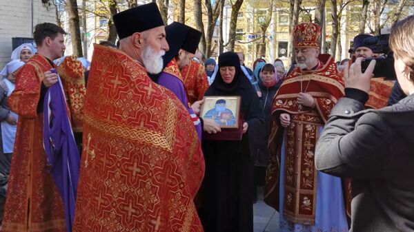 Предаја честице моштију и иконе Светог Јустина Поповића епископу гатчинском и лушком Митрофану - Sputnik Србија