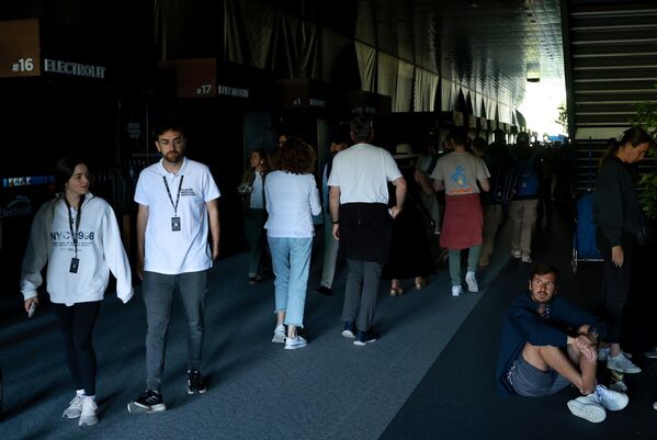 Публика хода кроз мрачне пролазе након нестанка струје током одржавања тениског турнира у Мадриду. - Sputnik Србија