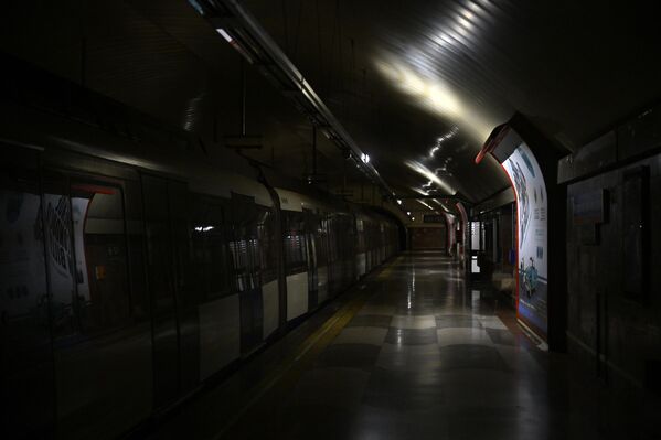 Мадридски метро у потпуном мраку. - Sputnik Србија