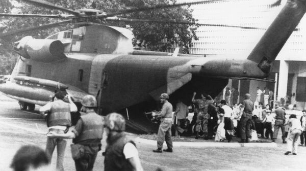 Амерички војници успостављају ред испред амбасаде САД у Сајгону 1975. - Sputnik Србија