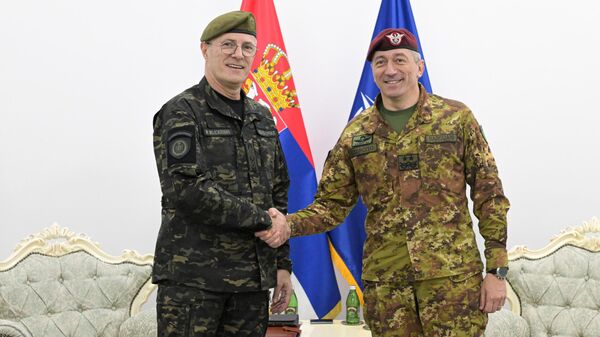 Начелник Генералштаба Војске Србије генерал Милан Мојсиловић разговарао је са командантом Кфора генерал-мајором Енриком Бардуанијем - Sputnik Србија