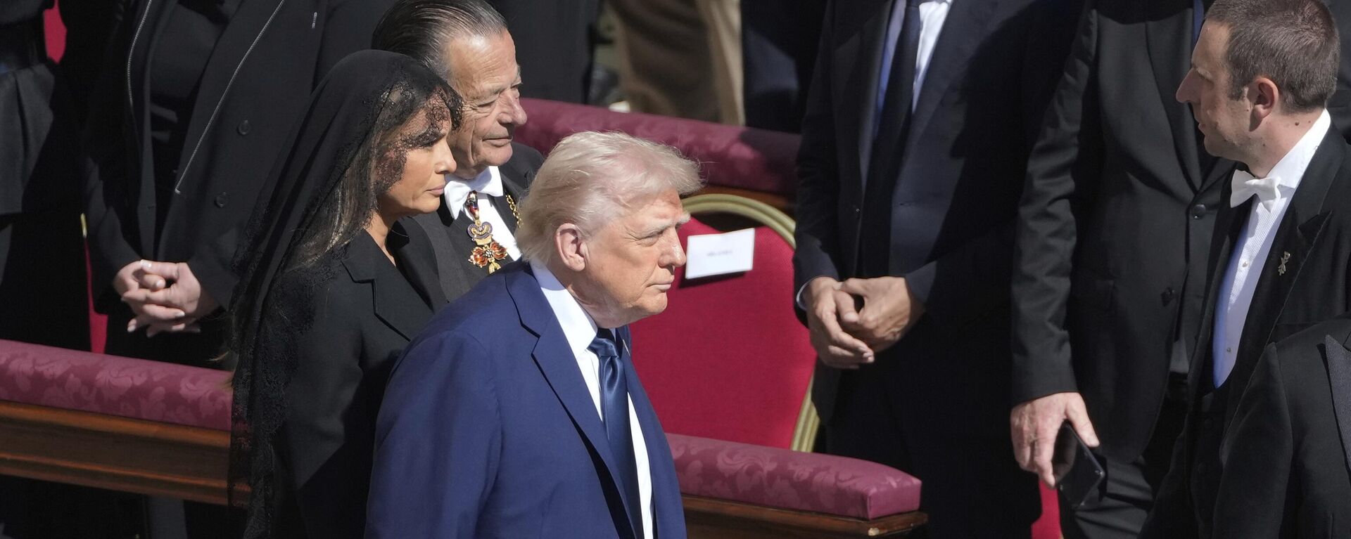 Predsednik SAD Donald Tramp sa suprugom Melanijom na sahrani pape Franje - Sputnik Srbija, 1920, 04.05.2025