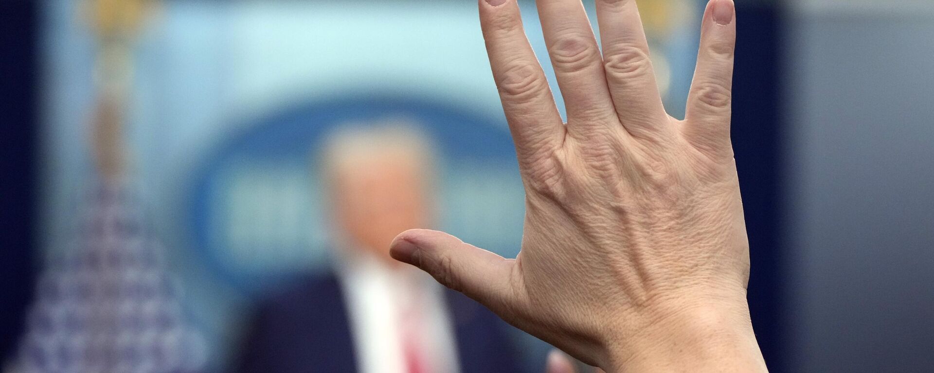 Репортери се јављају док председник Доналд Трамп говори у сали за брифинге за штампу Џејмса Брејдија у Белој кући, у четвртак, 30. јануара 2025. године, у Вашингтону. - Sputnik Србија, 1920, 30.04.2025