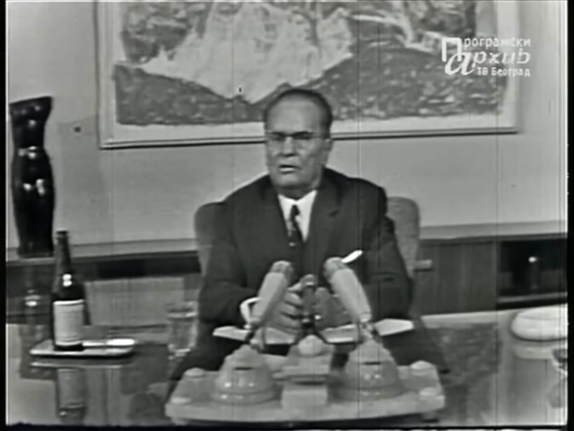 Predsednik SFRJ Josip Broz Tito obraća se pred kamerama građanima Jugoslavije Predsednik SFRJ Josip Broz Tito obraća se pred kamerama građanima Jugoslavije - Sputnik Srbija, 1920, 30.04.2025