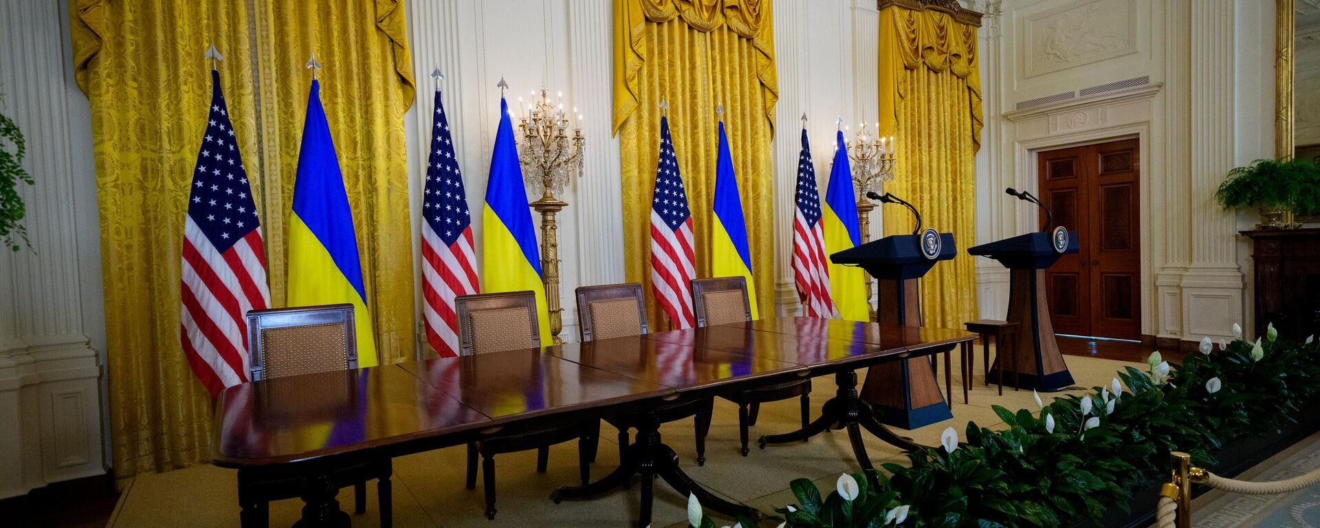 Пустая комната в Белом доме, где должна была состояться пресс-конференция Дональда Трампа и Владимира Зеленского по итогам переговоров - Sputnik Србија, 1920, 01.05.2025