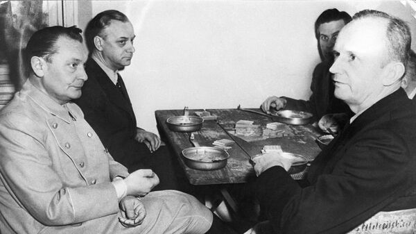 Nirnberški proces, međunarodni sudski proces nad bivšim rukovodiocima nacističke Nemačke. Održan je od 20. novembra 1945. do 1. oktobra 1946. u Nirnbergu. Na fotografiji: Alfred Rozenberg, Herman Gering, Karl Denic, Valter Funk i Baldur fon Širah na pauzi u toku suđenja - Sputnik Srbija