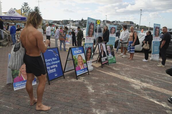 На бирачким местима широм земље, бирачи су, док су вршили своју грађанску дужност, јели „демократске кобасице“, термин који означава кобасице, пљескавице и друго месо са роштиља, а које продају волонтери на гласачким местима, пренео је Ројтерс. - Sputnik Србија