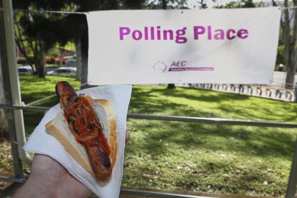 Та традиција постала је сензација на друштвеним мрежама, где су бирачи делили слике и видео снимке уз хештег " #democracysausage". - Sputnik Србија