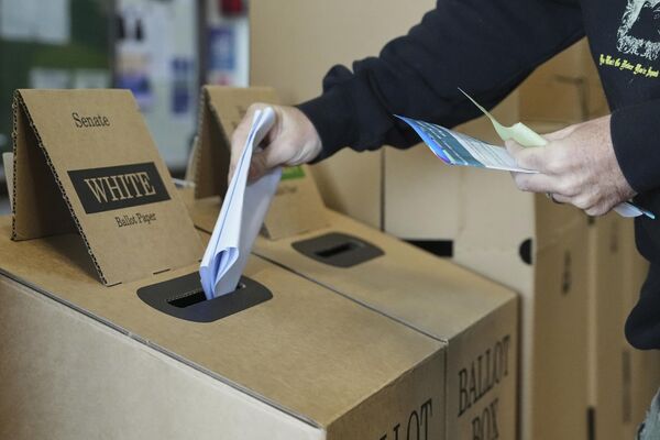 Избори долазе у тренутку када су се у Аустралији, као и у многим другим земљама, појавили глобални изазови, укључујући економску несигурност и забринутост због царина председника Сједињених Америчких Држава Доналда Трампа. - Sputnik Србија