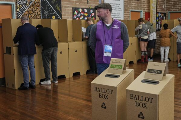 С друге стране, лидер опозиције Питер Датон из Либералне странке, позвао је бираче да подрже његову странку како би "вратили земљу на прави пут". - Sputnik Србија