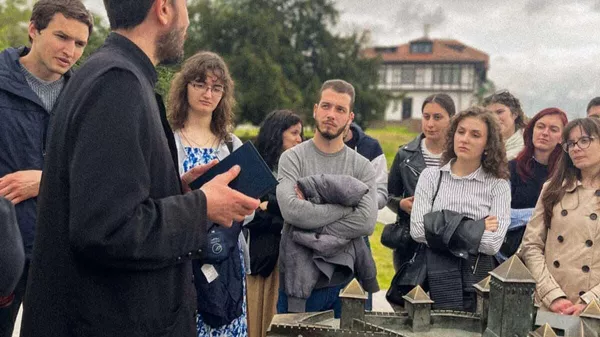 Otac Darko upoznaje mlade sa živitom u Beogradu u vreme despota Stefana Lazarevića - Sputnik Srbija