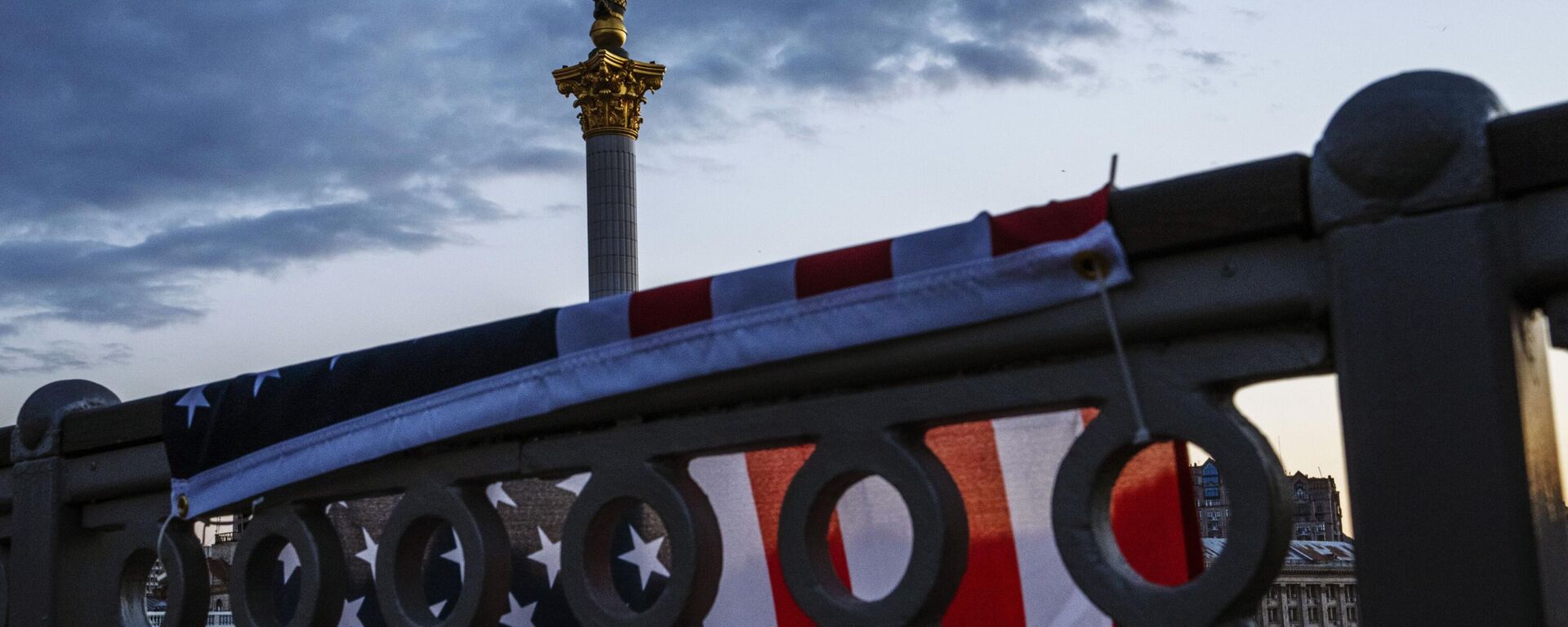 Američka zastava na ogradi mosta u Kijevu - Sputnik Srbija, 1920, 04.05.2025