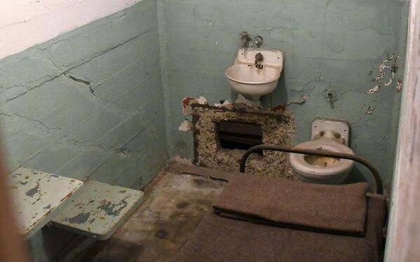 Типична затвореничка ћелија у напуштеном војном затвору на острву Алкатраз. - Sputnik Србија