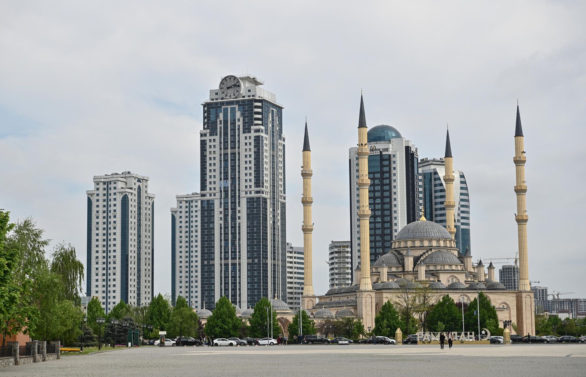 Neboderi kompleksa Grozni Siti i džamija Srce Čečenije nazvana po Ahmatu Kadirovu (2023) - Sputnik Srbija, 1920, 06.05.2025