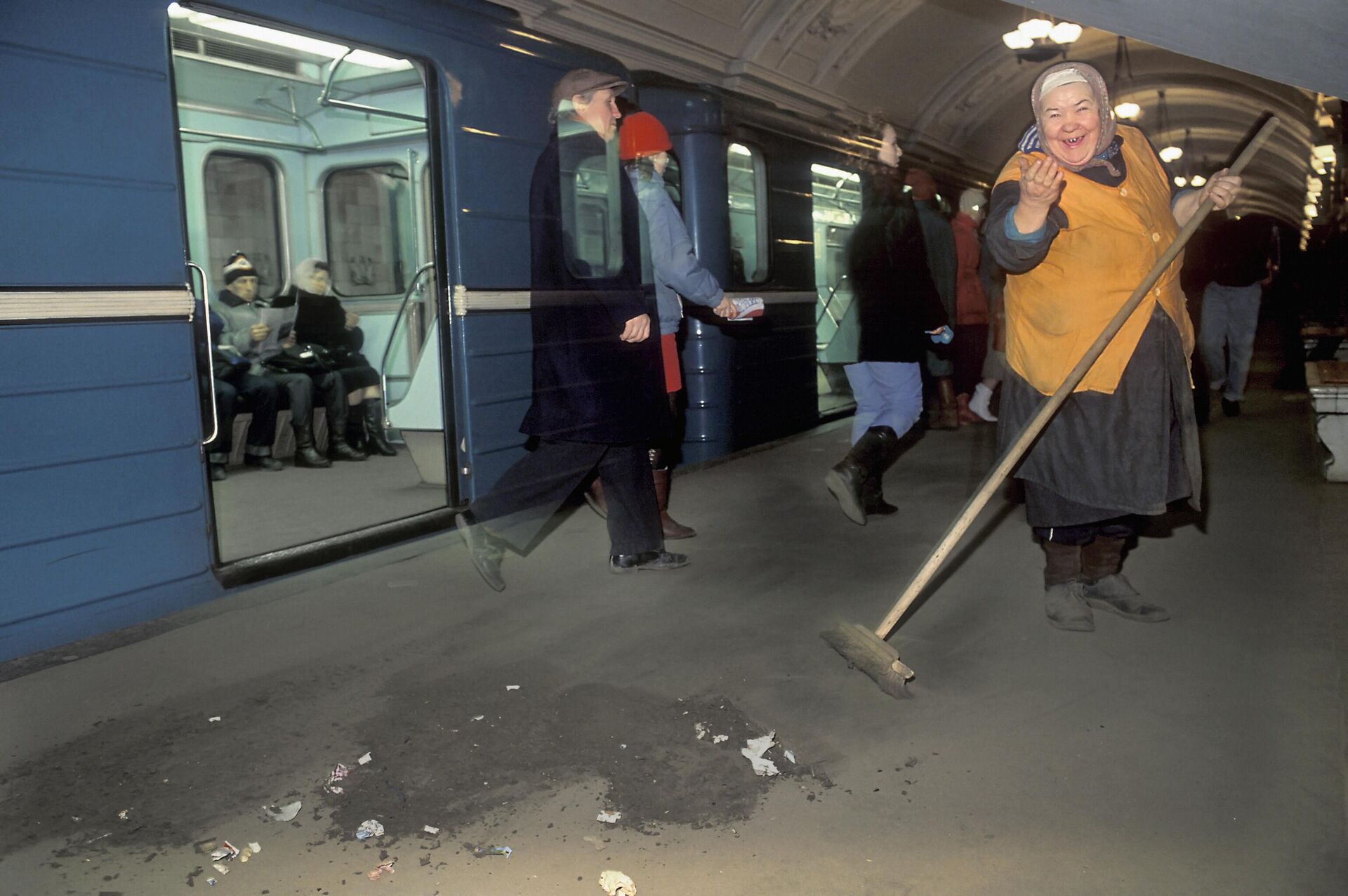 Радница московског метроа чисти перон станице Октобарска, Москва, 1990-тих Радница московског метроа чисти перон станице Октобарска, Москва, 1990-тих - Sputnik Србија, 1920, 06.05.2025