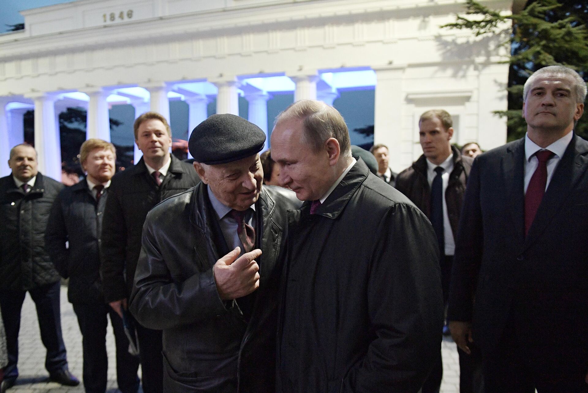 Vladimir Putin razgovara sa predstavnicima vlasti Sevastopolja. - Sputnik Srbija, 1920, 06.05.2025