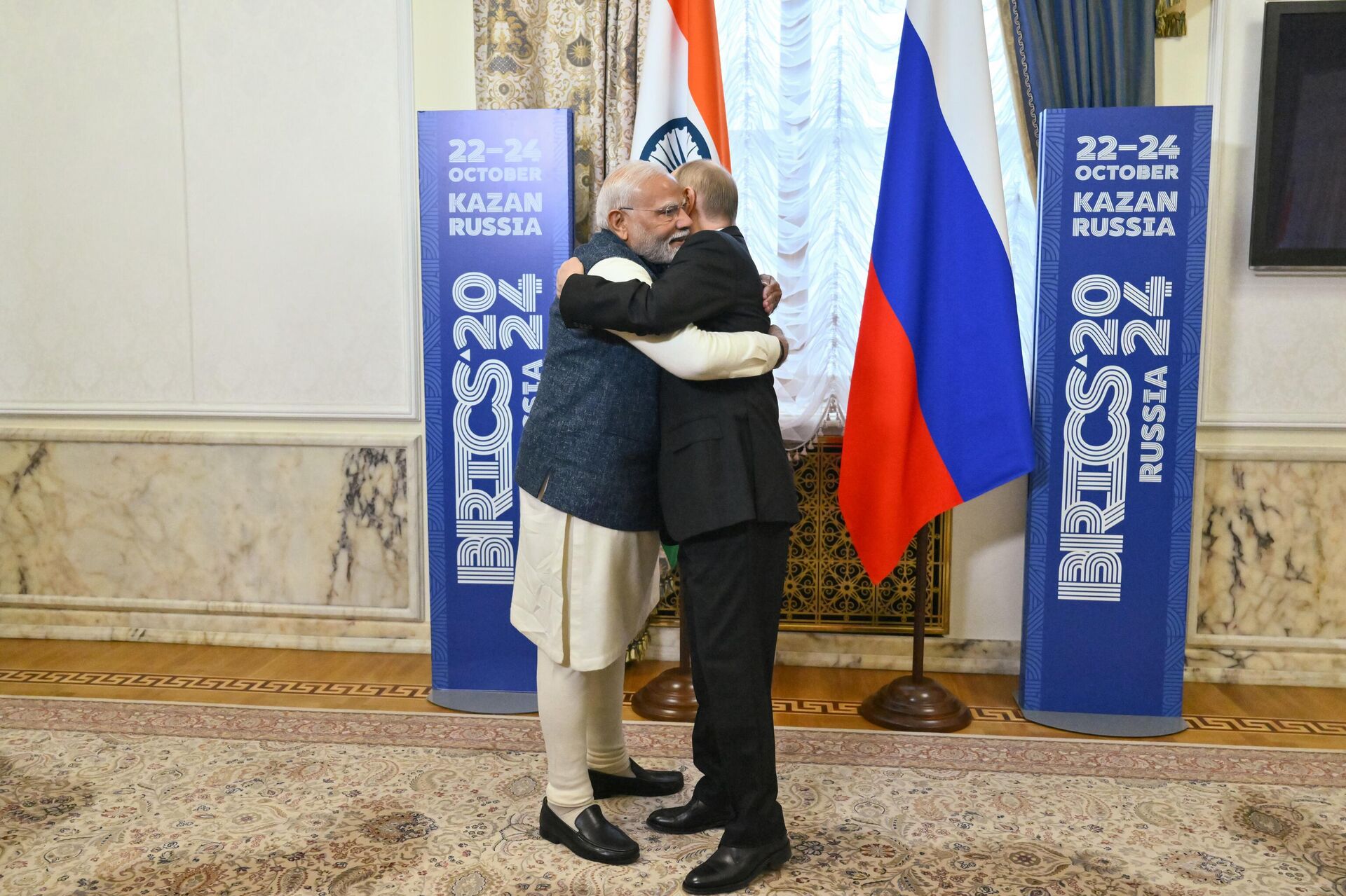 Ruski predsednik Vladimir Putin i indijski premijer Narendra Modi (levo) tokom sastanka u okviru 16. samita BRIKS-a u Kazanju. - Sputnik Srbija, 1920, 06.05.2025