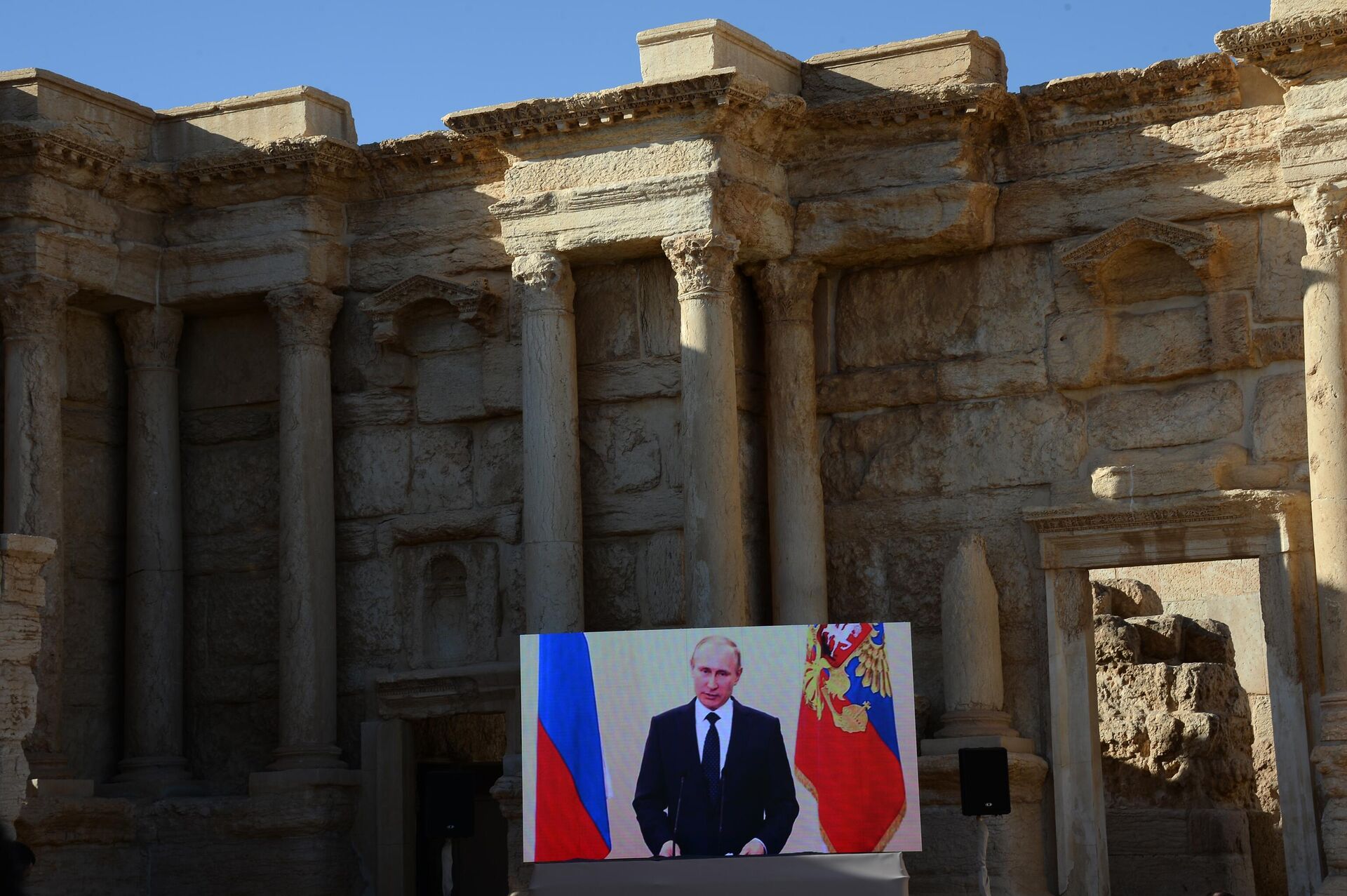 Prenos obraćanja ruskog predsednika Vladimira Putina u rimskom amfiteatru sirijske Palmire, oslobođene od terorista „Islamske države“. - Sputnik Srbija, 1920, 06.05.2025