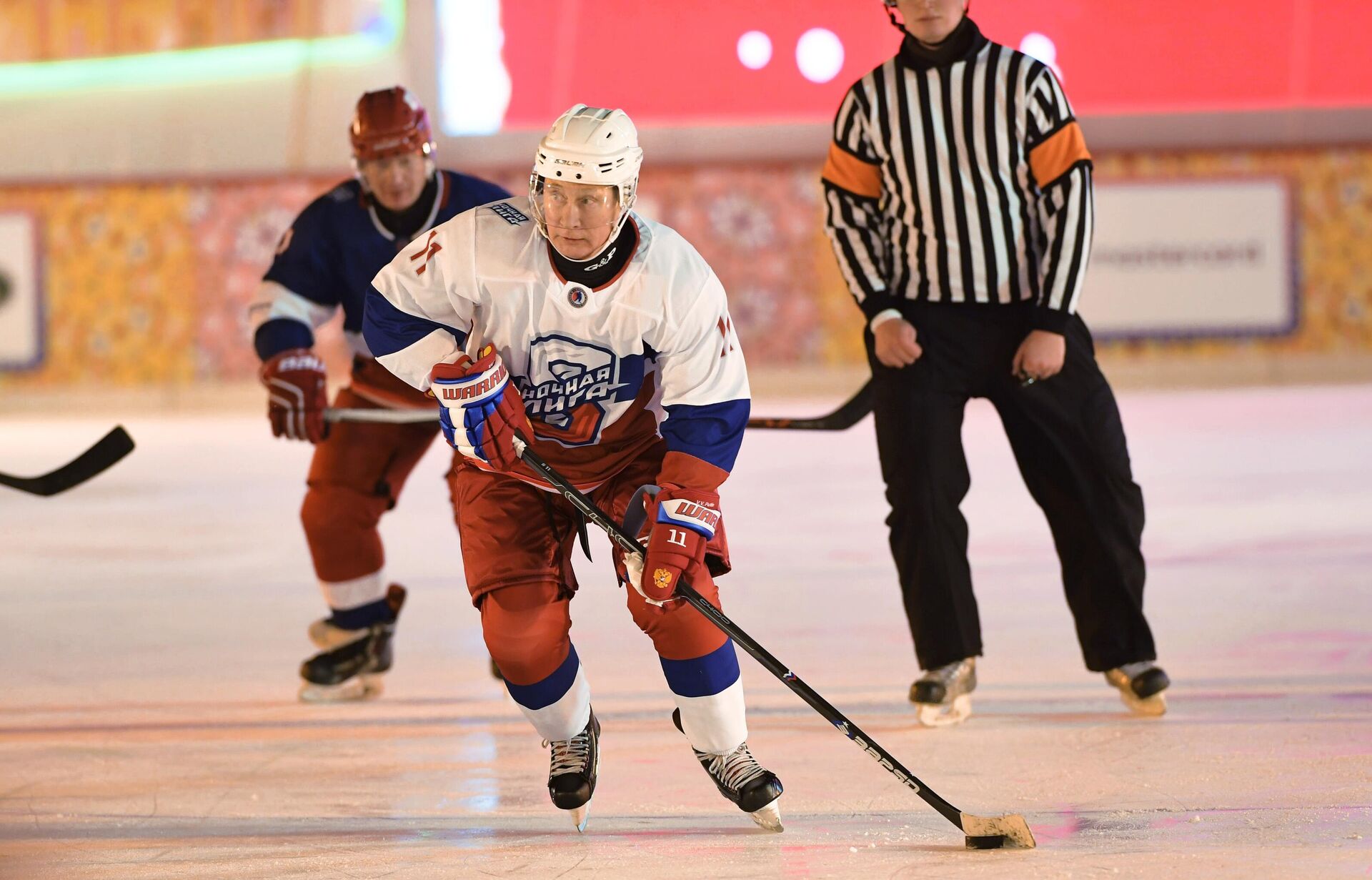 Vladimir Putin igra hokej u Noćnoj hokejaškoj ligi na Crvenom trgu - Sputnik Srbija, 1920, 06.05.2025