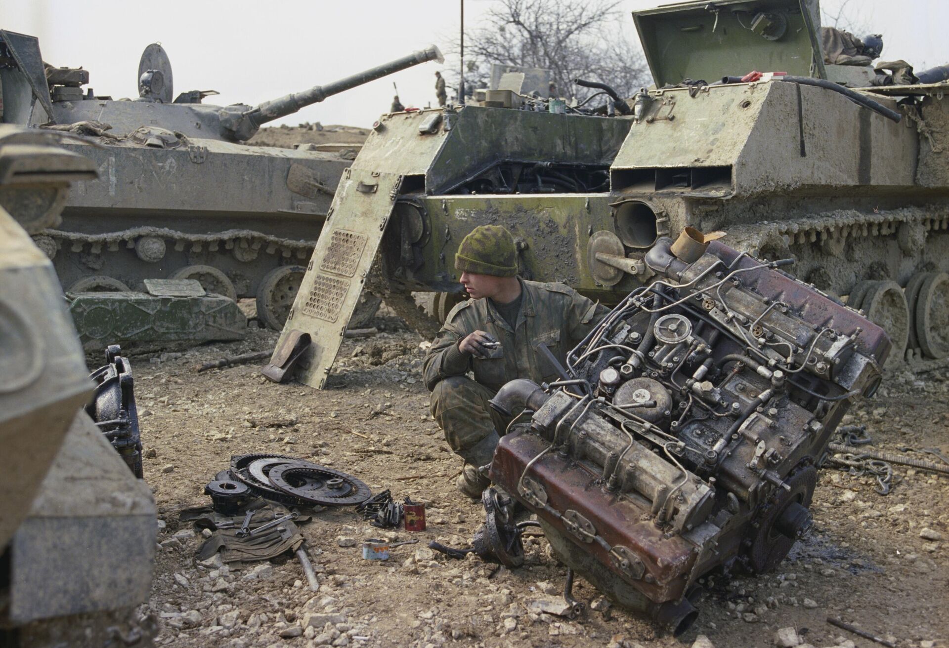 Ruski vojnik popravlja vojnu tehniku (2000. godina) u Čečenskoj Republici - Sputnik Srbija, 1920, 07.05.2025