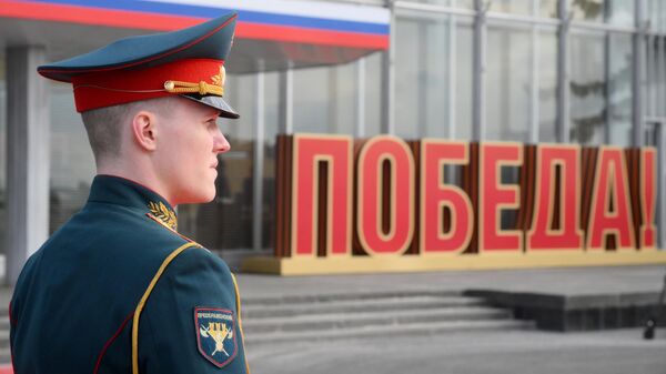 Руски војник почасног одреда на аеродрому током дочека високих гостију у Москву - Sputnik Србија