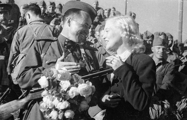 Совјетска глумица Љубов Орлова међу маринцима Каспијске флотиле на станици Билаџари пре слања на фронт. Азербејџан, 1943. године. - Sputnik Србија