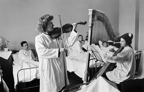 Солисткиња Московског конзерваторијума Галина Баринова (лево) држи концерт у болници за рањене војнике Црвене армије. Москва, 1943. године. - Sputnik Србија