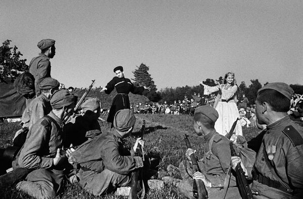 Уметници Азербејџанске државне филхармоније наступају пред војницима Другог балтичког фронта. - Sputnik Србија