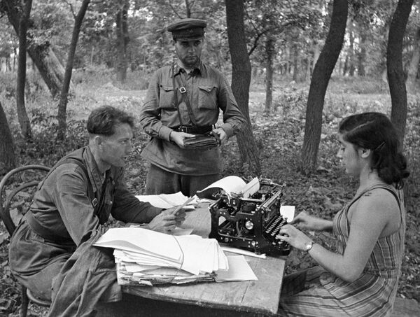 Недалеко од линија фронта излази дневни лист Црвене армије „Бранилац отаџбине“. Ратни дописници припремају чланке за следећи број новина. Јужни фронт, јул 1941. године. - Sputnik Србија