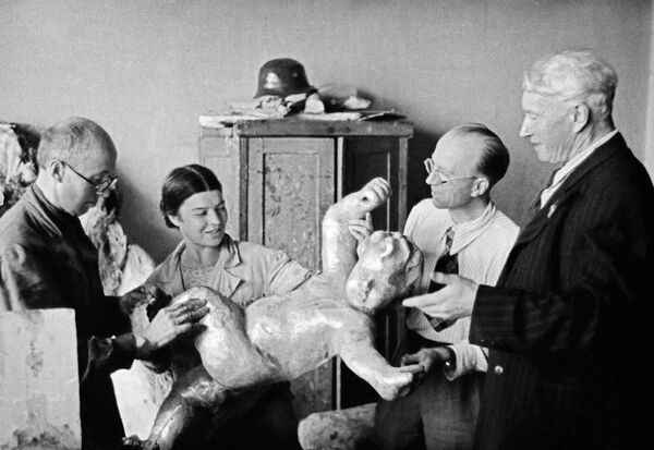 Првак Државног академског Бољшој театра СССР-а, мајстор уметничког дизајна за представе Фјодор Фјодоровски (десно) са групом дизајнера у радионици Бољшој театра током израде скица сценографије. - Sputnik Србија