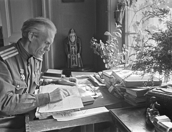 Совјетски писац Николај Семјонович Тихонов током рада у Политичкој управи Лењинградског фронта, 1943. године. - Sputnik Србија