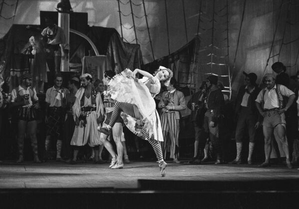 Премијера балета Владимира Јуровског „Пурпурна једра“ заснованог на истоименој причи Александра Грина на сцени Палате културе назване по В.В. Кујбишеву у граду Кујбишеву (Самара). - Sputnik Србија