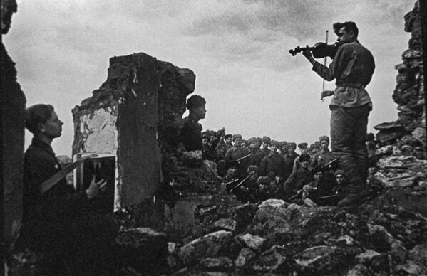 Концерт за војнике совјетске војске у близини Новошахтинска током Великог отаџбинског рата 1941-1945. г. Јужни фронт. - Sputnik Србија