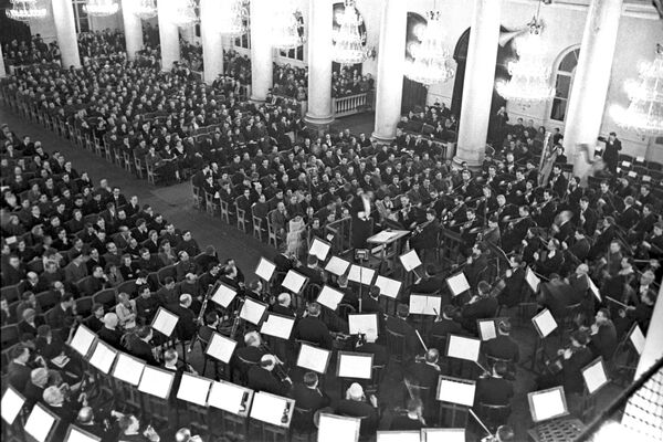 Прво извођење Симфоније бр. 7 „Лењинград“ Дмитрија Шостаковича одржано је у сали Дома синдиката у Москви 29. марта 1942. године. - Sputnik Србија