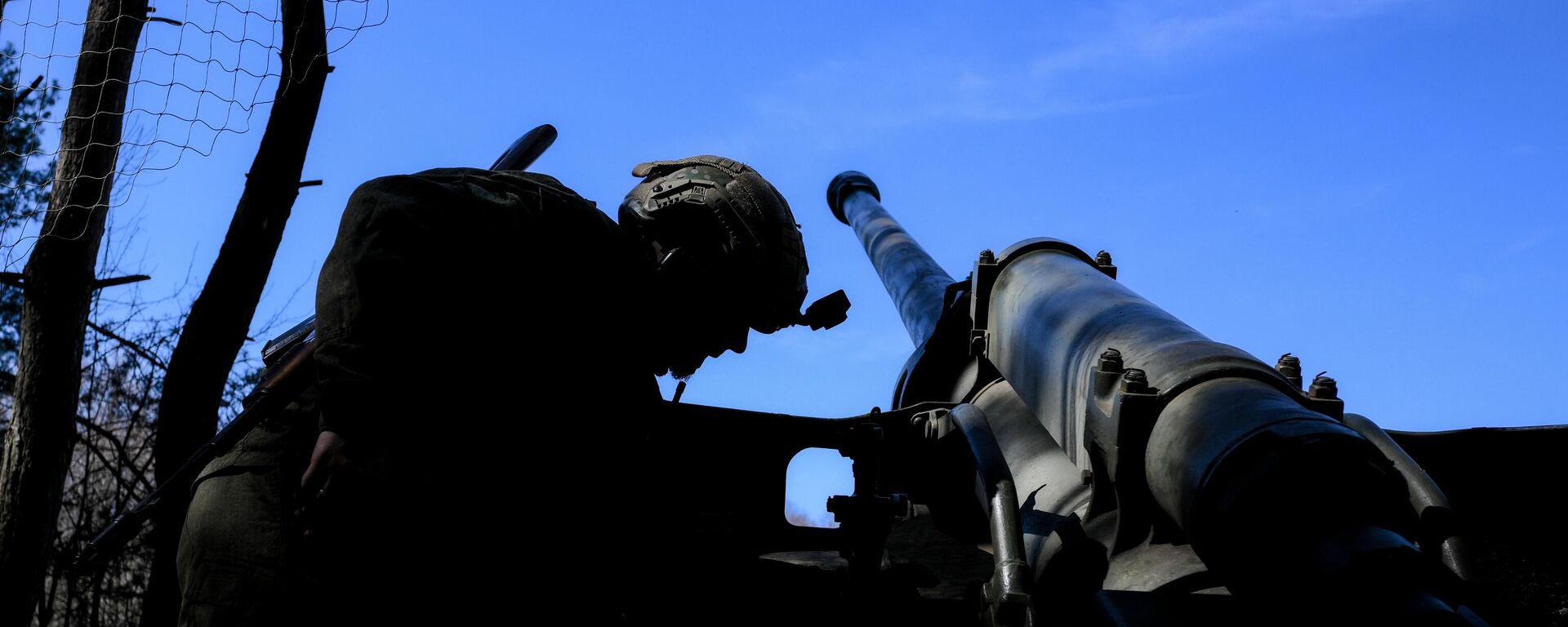 Ruski vojnik pored haubice M-46 u zoni specijalne vojne operacije - Sputnik Srbija, 1920, 23.08.2025