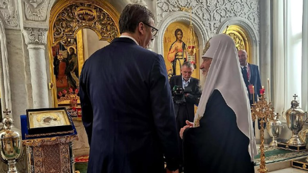 Predsednik Srbije Aleksandar Vučić uručio je u Moskvi patrijarhu Kirilu Orden Republike Srbije prvog stepena na velikoj ogrlici za istaknute zasluge u razvijanju i učvršćivanju prijateljskih odnosa i saradnje - Sputnik Srbija